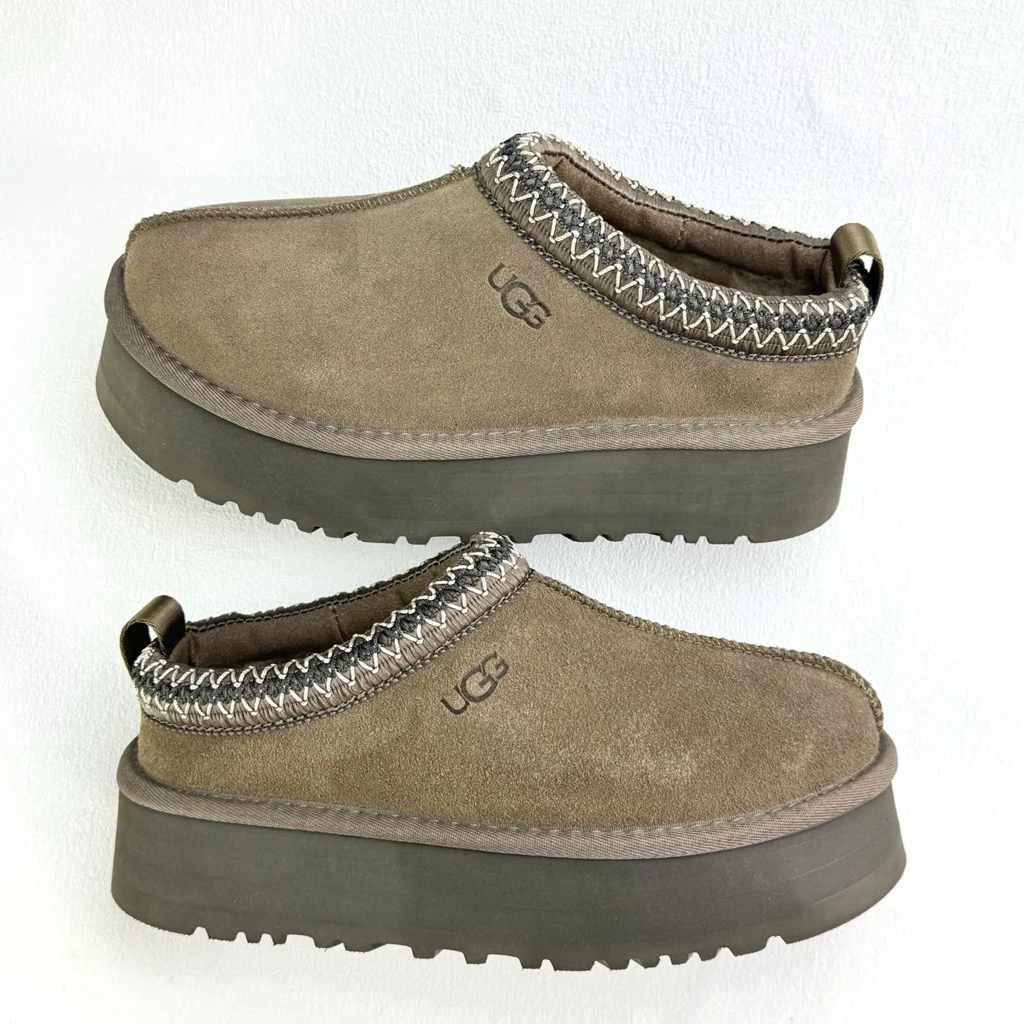 💰400 UGG Tats series thickened model Mule style toe-cap 5CM half slippers Ethnic style autumn and winter snow boots High-quality sheepskin and wool Integrated with high quality Warmth and heat sealing Made of TPU molded suede upper material Embedded with artificial curly wool plush lining and 10mm UGGPURE™ implanted wool lining and removable UGGPURE™ implanted wool insole Lightweight non-slip and comfortable rubber outsole with brand LOGO With complete packaging Official item number: 11225532722 Size: 35 36 37 38 39 40